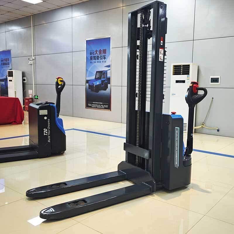 湖北城市中心仓库电动叉车，设备与电梯尺寸匹配