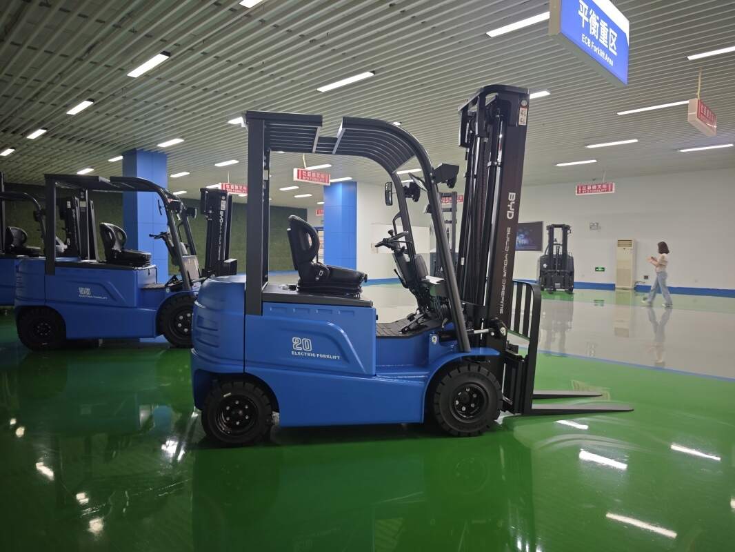 纸箱厂电动叉车，与印刷机区配合作业
