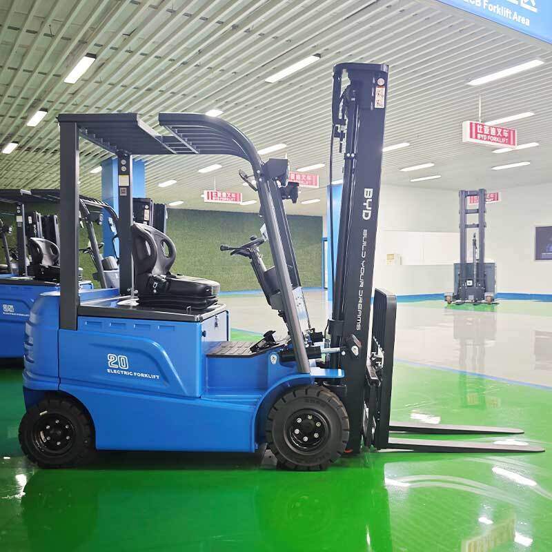 办公区旁电动叉车，与来访车辆动线隔离