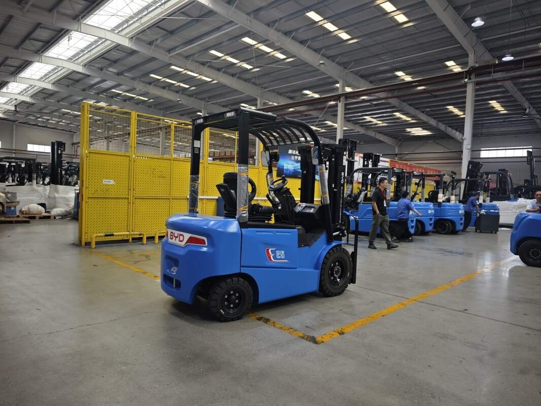 办公区旁电动叉车，小型设备适用场景