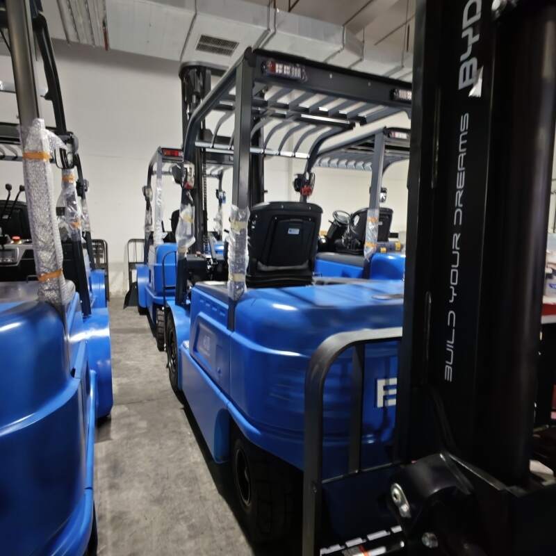 城市中心仓库电动叉车，与写字楼货梯配合