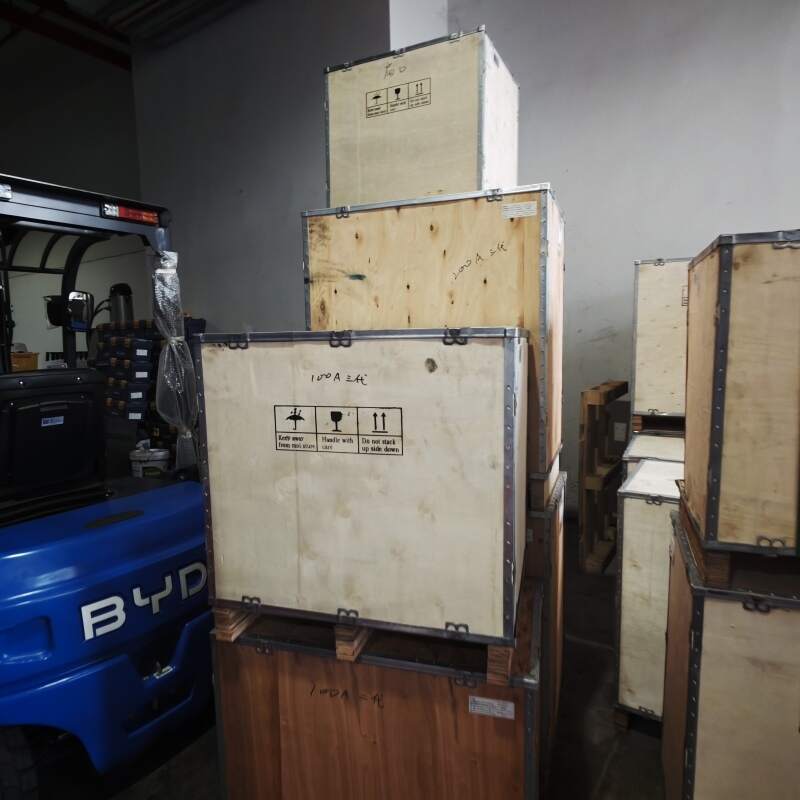 城市仓库电动叉车，与货架区配合作业