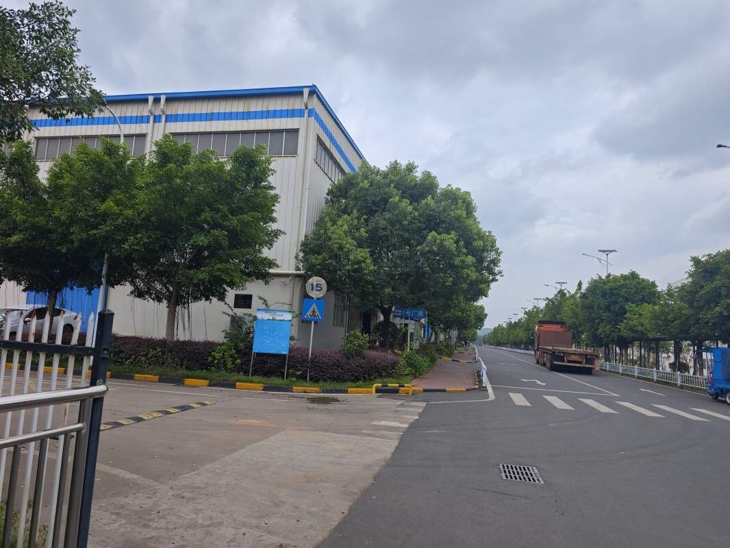 生鲜冷库电动叉车，电池更换与冷库外管理(图1)