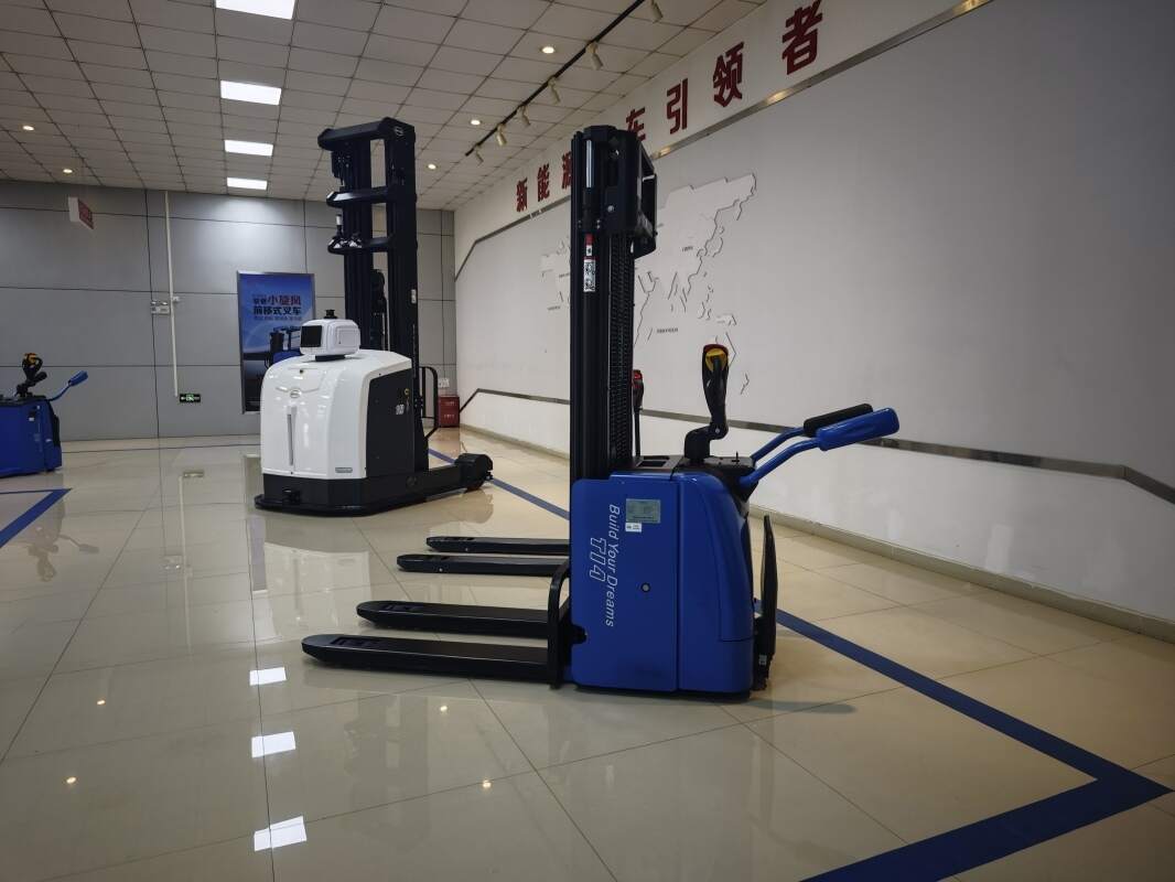 城市中心仓库电动叉车，与步行街作业注意