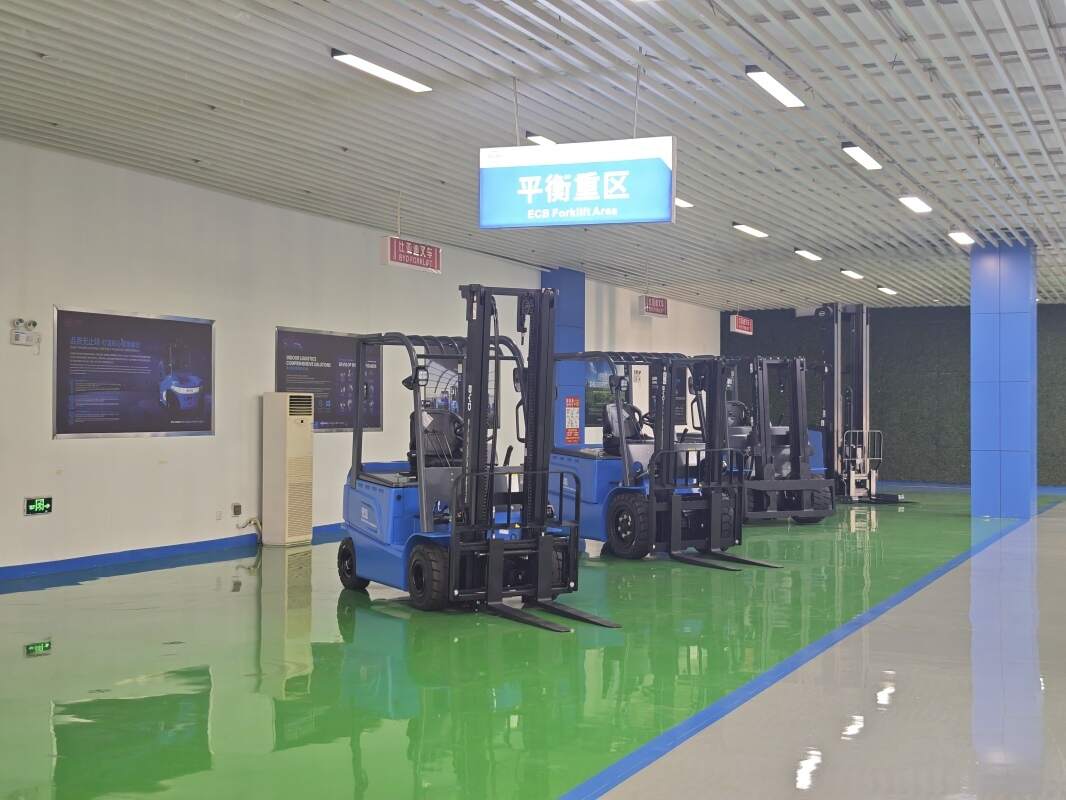 襄阳一家建材市场换了电动叉车，账算给我听