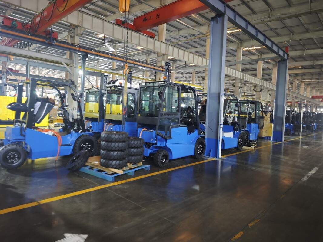 湖北 2 吨站驾式电动叉车，窄通道库房适配性(图1)