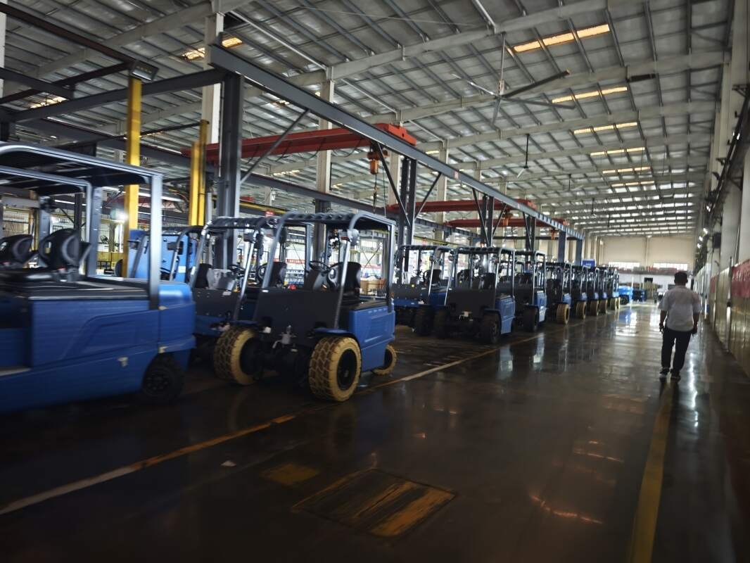 湖北城市中心仓库电动叉车，设备更新换代参考