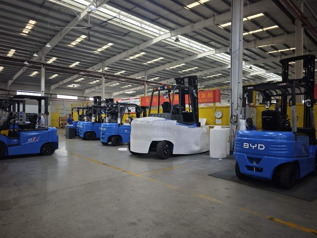 湖北纺织厂2吨电动叉车，原料托盘搬运参考(图1)