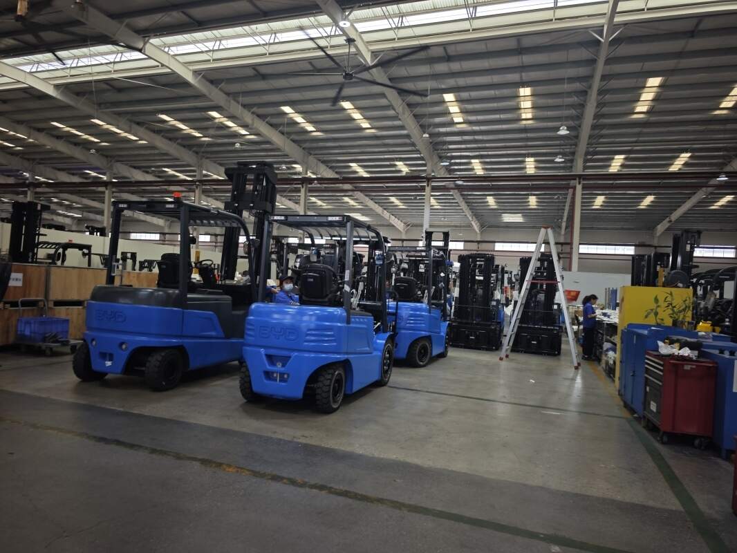 办公区旁仓库电动叉车，与会议室时段管控