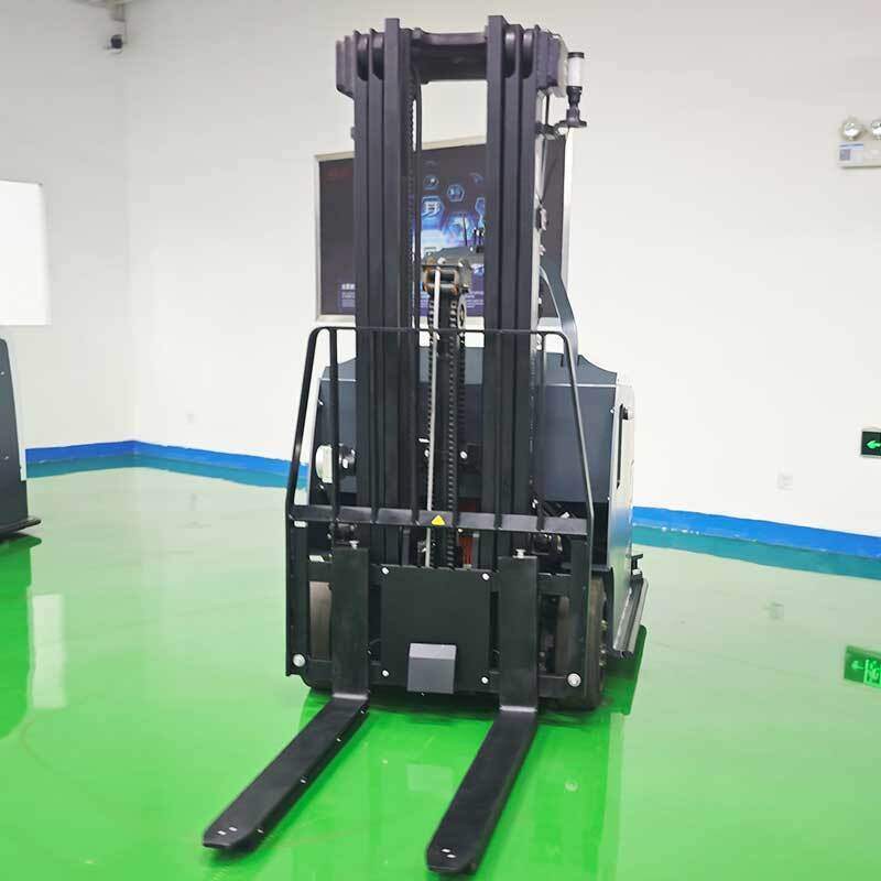纸箱厂电动叉车，与开槽机区配合作业